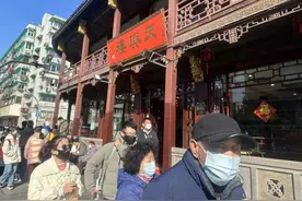 小小的店堂，大堂经理一天走三万步，杭州河坊街上的老馆子迎来期待已久的高峰图片
