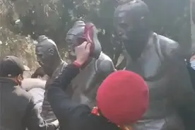 评论丨游客用鞋抽打秦桧像？现代社会的泄愤不该是暴力展示图片