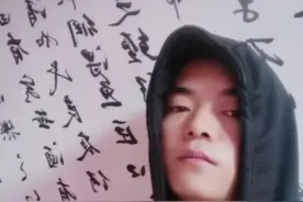 挥毫写下《满江红》，甘肃大学生将玻璃窗秒变国风条屏图片