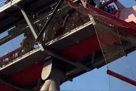 上海欢乐谷过山车卡在半空，游客步行下梯，园方：系气温过低，设备的保护机制启动图片