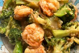 简单美味的减脂利器！零失败的西兰花炒虾仁，酱汁拌饭太香了！图片