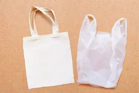 这些塑料袋，别再用了，有毒有害还致病！很多人却还在装吃的，赶紧丢了……图片