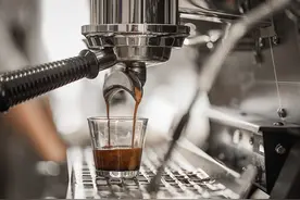 返乡年轻人挤爆咖啡店：瑞幸在县城爆单，星巴克门店日收入近2万图片