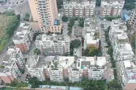 清理违规搭建 保护群众安全（身边事·反馈）图片