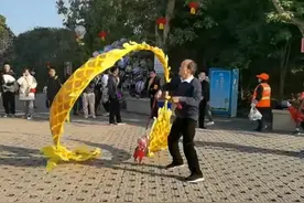 30秒｜四川达州79岁大爷元九登高 在山顶舞龙被赞“生龙活虎”图片