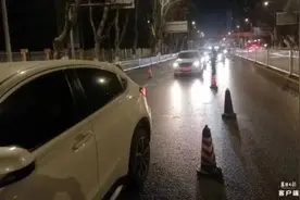 驾照都没考过！男子替女友开车，酒驾吹“爆表”图片