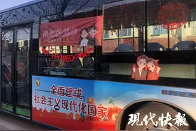 公交车变婚车，海归小夫妻“低碳”迎亲图片