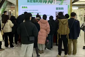 春天来了！全力上新！杭州四季青有摊主开单开到手软：老客一口气下单好几百件图片