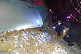 车辆“溜冰”侧滑被困 乡村小路上演“拔河”图片