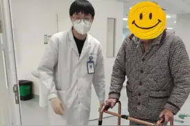 “阳康”老人腿没劲，康复训练助他恢复精神图片