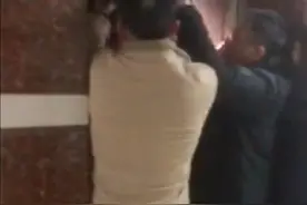 深圳一电梯故障冲顶致女子受伤，众人营救化险为夷图片