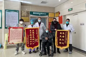 洪湖：精心救治暖人心 家属感激送锦旗图片