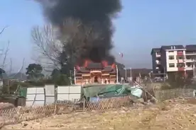 江西抚州一村庄新建祠堂失火，村干部：造价三百多万图片