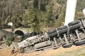 惊险！一对夫妻驾车时坠下近20米深山涧图片