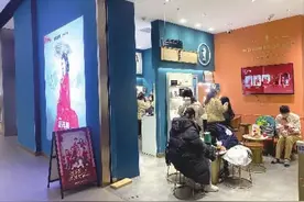 长沙拍摄“全家福”生意格外火，积攒几年的团圆让照相馆“爆棚”了图片