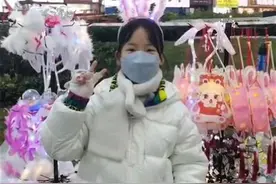 11岁女孩寒假摆摊半个月赚万元，父亲：每天10小时，女儿成长令人欣慰图片