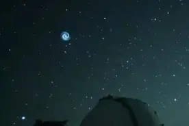 夏威夷夜空惊现神秘螺旋状发光体，和马斯克有关？图片