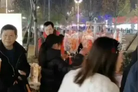 11岁女孩寒假摆摊卖玩具，不到半月净赚1万多元图片