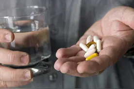 小时健康小站最前线 | 混吃药物，男子变成“小黄人”，医生提醒：当心药物性肝损伤图片