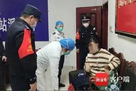 女子快跑赶车致心律失常，海南万宁铁警助其脱险图片