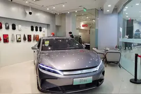 置换补贴再延半年！上海发布新能源汽车新政后，有汽车品牌加推“兜底国补”，销售员对销量业绩充满期待图片