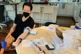 美45岁亿万富翁为“保持18岁”每天5点起床吃20种补充剂，身体至少年轻5岁图片