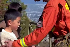 暖心一幕！消防员被小朋友逐个投喂蛋糕图片