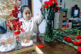 炸年糕、挂灯笼、贴福字，萌娃共话新年趣事图片