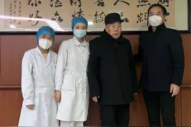 郑大一附院20天全力治疗，102岁重症肺炎老人康复出院图片