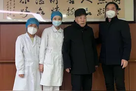 郑大一附院20天全力治疗，102岁重症肺炎老人康复出院图片