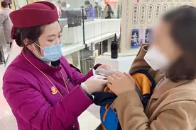 地铁上丢失物品咋办？看他们这样加急处理图片