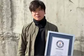 武汉小伙“无手上下车”创吉尼斯世界纪录：为追女孩学单车，练车十年头上留下疤图片
