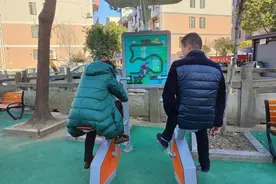 家门口来了新式健身器，杭州大伯大妈相约比赛誓要分出高下图片