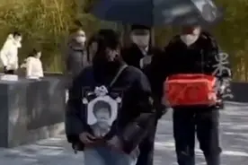 杭州电梯坠亡案女童外婆入土为安，和小樱桃安葬在同一块墓地图片