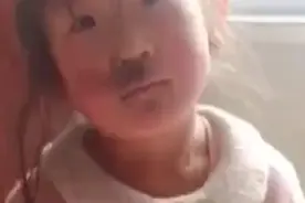 6岁女孩捡煤球给14岁姐姐取暖，妹妹：因为姐姐是我的榜样图片
