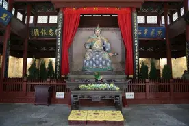 走近岳王庙①｜岳飞背上究竟是“尽忠报国”还是“精忠报国”？听听讲解员的专业解读图片