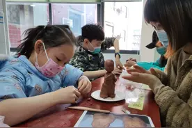 图书馆里，泥塑大师手把手教孩子捏泥人图片