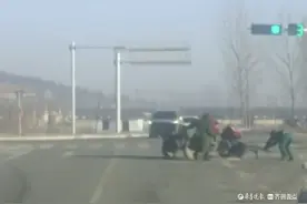 惊险！拖拉机失控原地转圈，他出手相助被拖倒后控住车辆图片