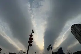 看！今天上午成都上空出现一条条毛茸茸的“大尾巴”图片