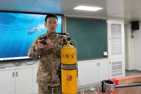 英雄潜水员官东成长为军校教员，结合实战讲课受欢迎｜德耀江城图片