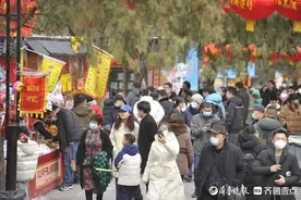 千佛山免费开放时间延长，众多游客登山来逛游园会图片
