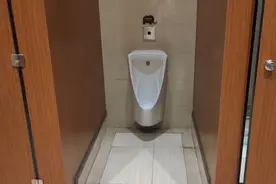 成都一商场女厕所现无遮挡儿童小便池引争议！回应称已停用图片