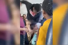 美国9岁女孩校车内遭狂殴：30秒画面曝光 现场无人阻止图片