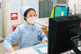 00后女孩孝老爱亲，感动网民图片