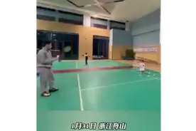 29个月萌娃打羽毛球，小小的个子和大人对拉练球图片