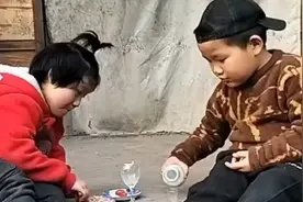 一盘花生两颗糖，俩萌娃喝奶喝出茅台的感觉图片