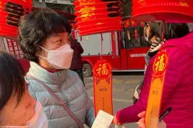 大朋友小朋友欢度“环保元宵”，猜灯谜做花灯学习垃圾分类图片