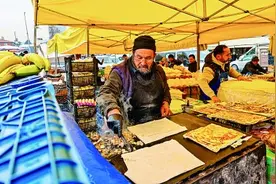 安卡拉当地商贩用传统方法烘焙土耳其薄饼图片