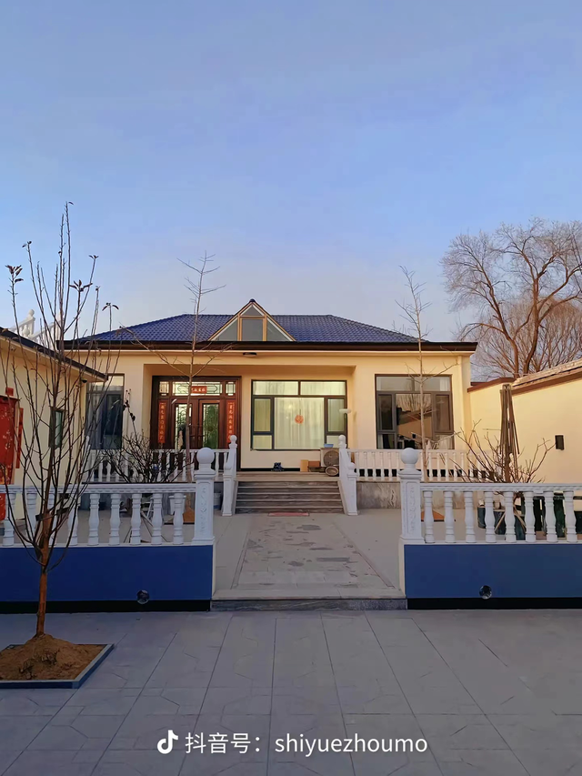 新落成的屋子只有一层,带院子,房子主体蓝瓦白墙,室内整洁明亮.