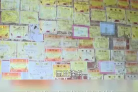 一家仨娃奖状墙面贴不下，桌上堆成山，网友：又是别人家的孩子！图片